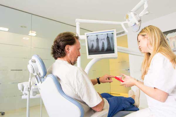 dentista en llucmajor tratando a un paciente